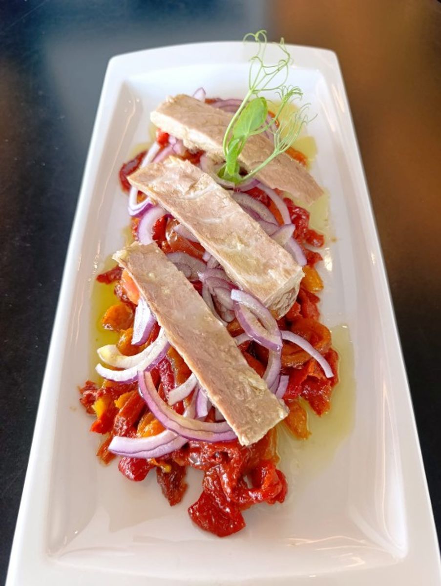 Pimientos asados con ventresca de atún y tomate