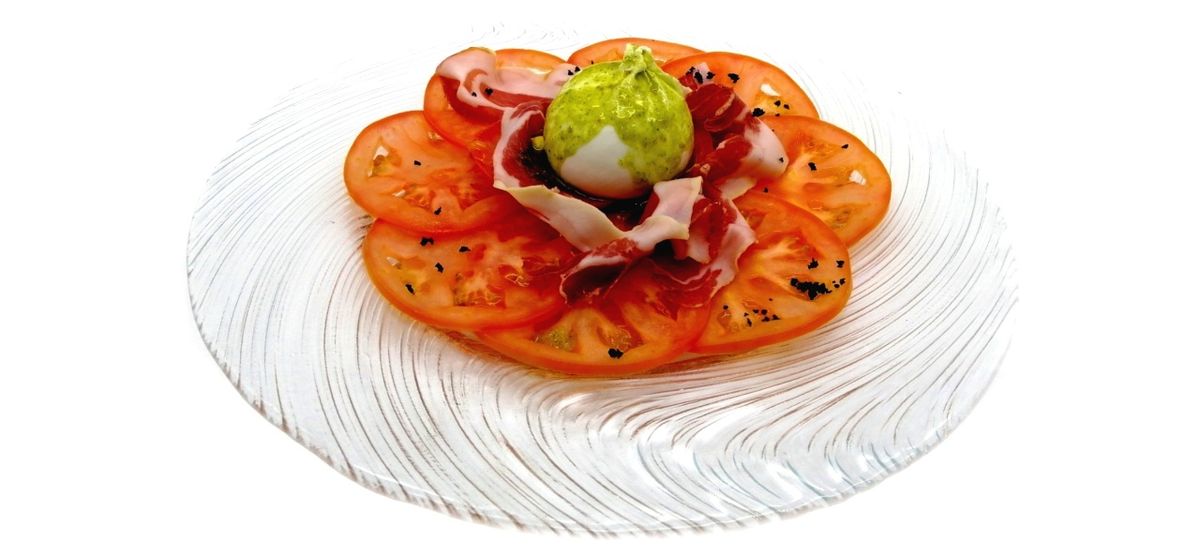 Tomate con burrata y jamón